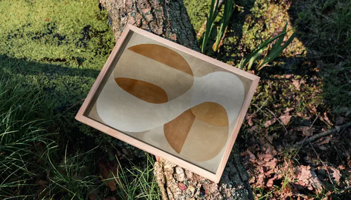 natürlich gerahmtes Poster auf Baum