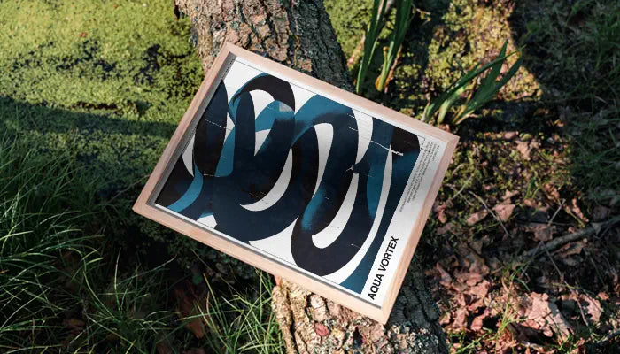 natürlich gerahmtes Poster auf Baum