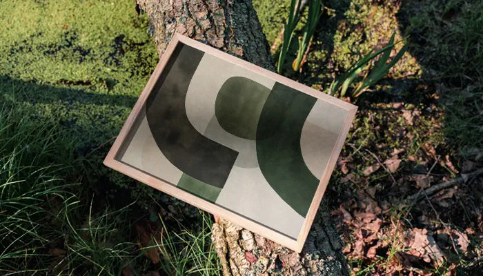 natürlich gerahmtes Poster auf Baum