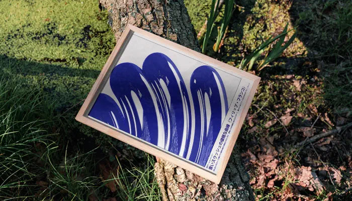 natürlich gerahmtes Poster auf Baum
