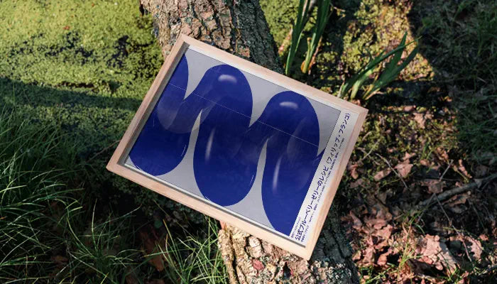 natürlich gerahmtes Poster auf Baum