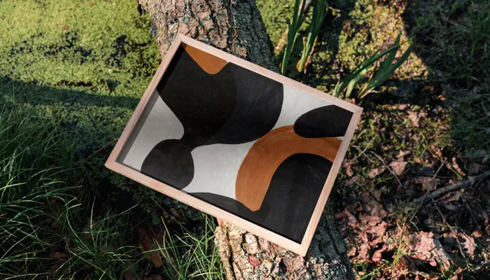 natürlich gerahmtes Poster auf Baum