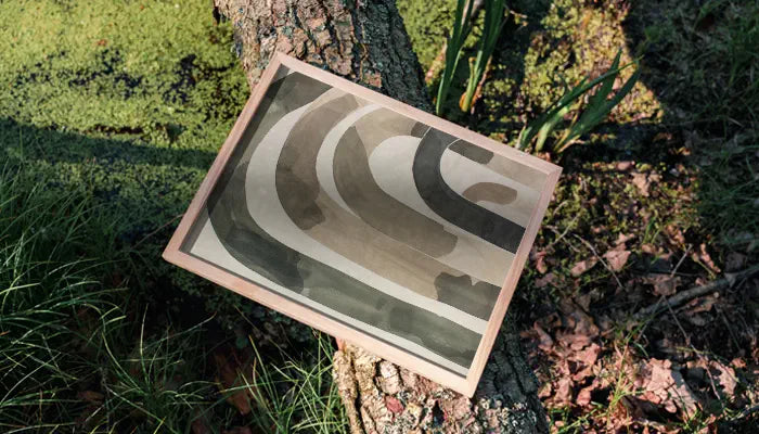 natürlich gerahmtes Poster auf Baum