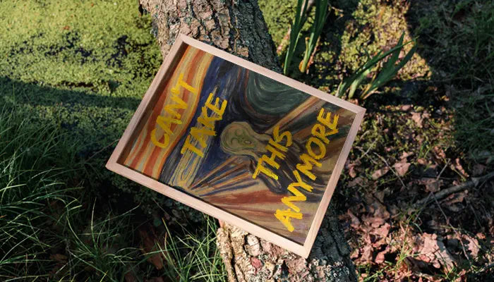 natürlich gerahmtes Poster auf Baum