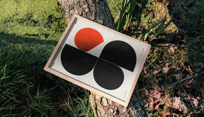 natürlich gerahmtes Poster auf Baum