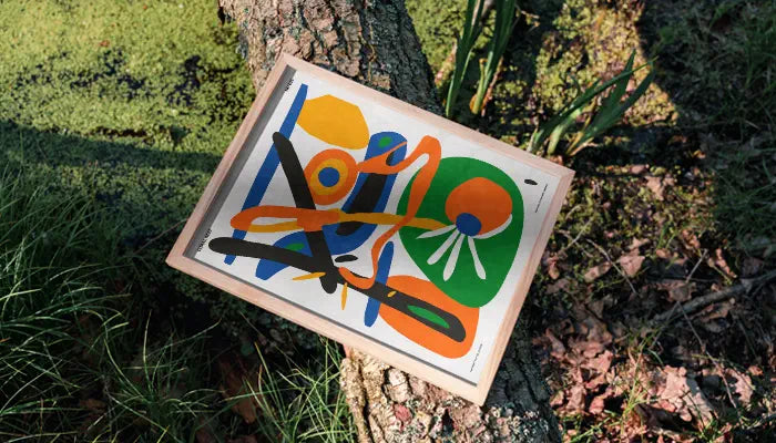 natürlich gerahmtes Poster auf Baum