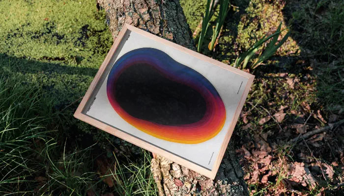 natürlich gerahmtes Poster auf Baum