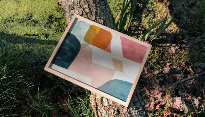 natürlich gerahmtes Poster auf Baum