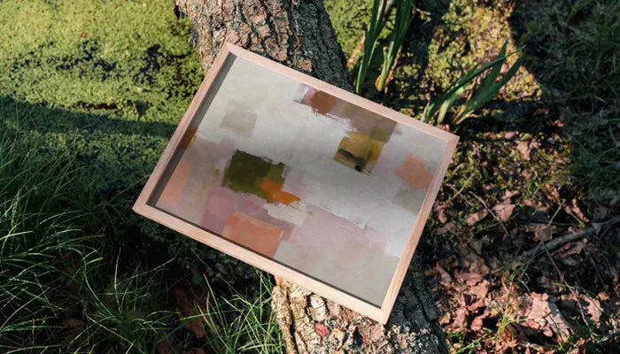 natürlich gerahmtes Poster auf Baum