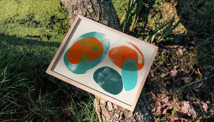natürlich gerahmtes Poster auf Baum