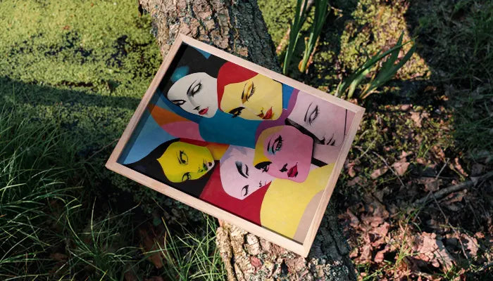 natürlich gerahmtes Poster auf Baum