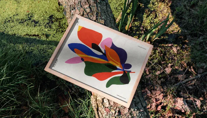 natürlich gerahmtes Poster auf Baum