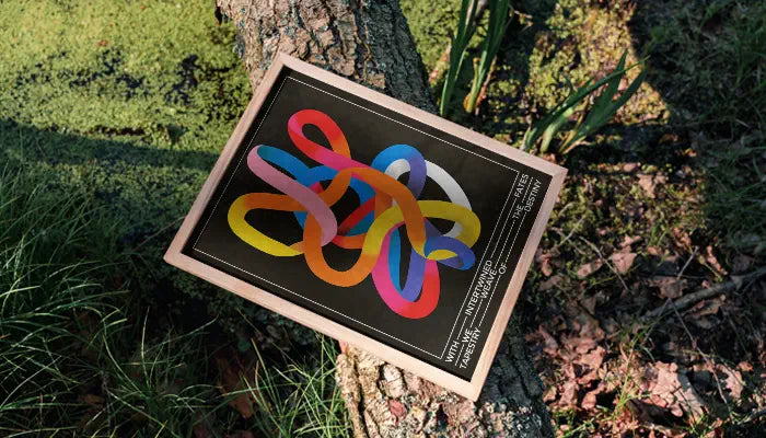 natürlich gerahmtes Poster auf Baum