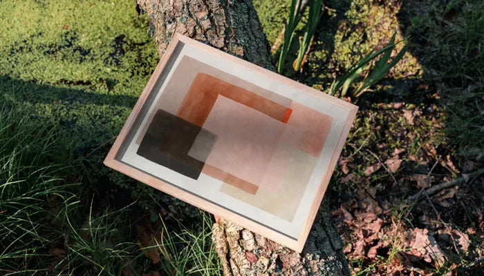 natürlich gerahmtes Poster auf Baum