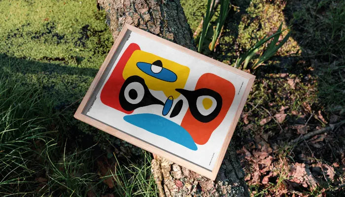 natürlich gerahmtes Poster auf Baum
