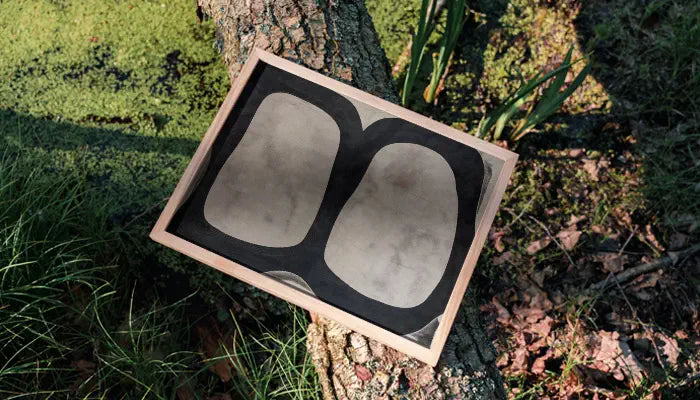 natürlich gerahmtes Poster auf Baum