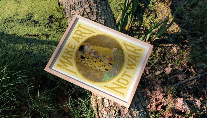 natürlich gerahmtes Poster auf Baum