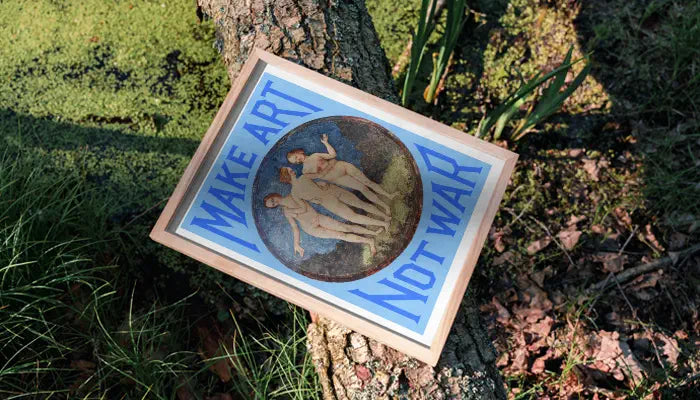 natürlich gerahmtes Poster auf Baum