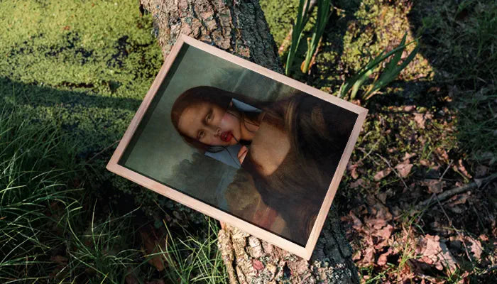 natürlich gerahmtes Poster auf Baum