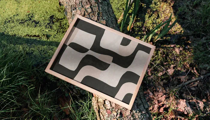 natürlich gerahmtes Poster auf Baum