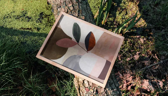 natürlich gerahmtes Poster auf Baum