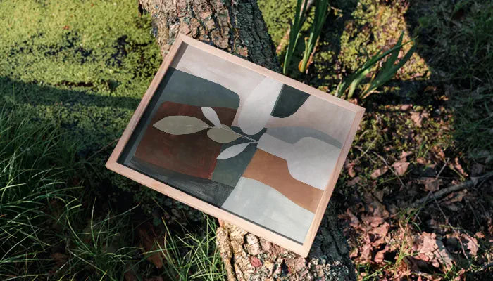 natürlich gerahmtes Poster auf Baum