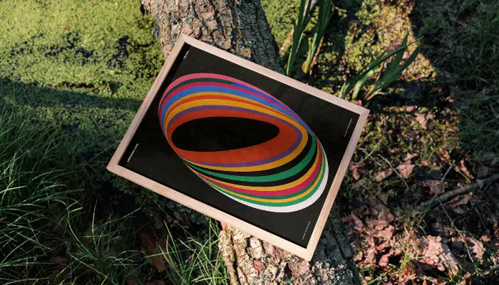 natürlich gerahmtes Poster auf Baum
