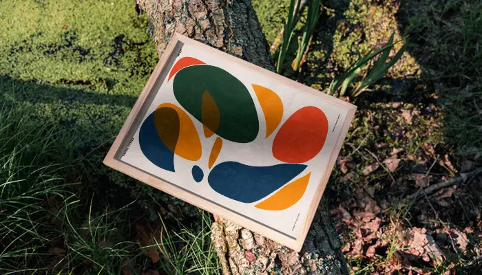 natürlich gerahmtes Poster auf Baum