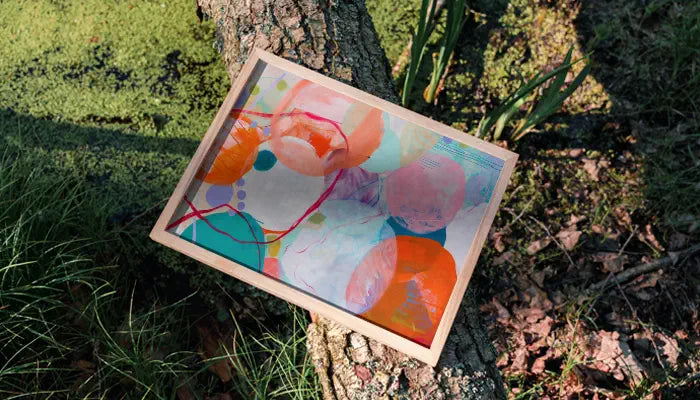 natürlich gerahmtes Poster auf Baum