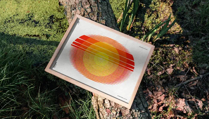natürlich gerahmtes Poster auf Baum