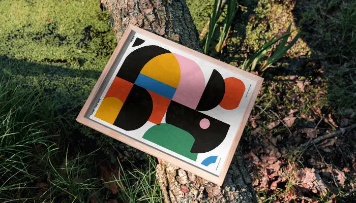 natürlich gerahmtes Poster auf Baum