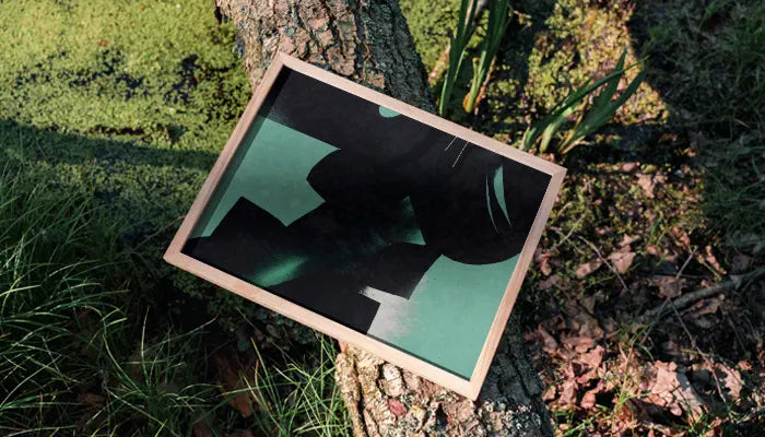 natürlich gerahmtes Poster auf Baum