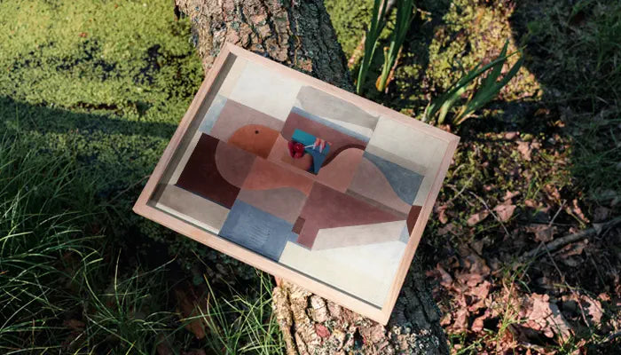 natürlich gerahmtes Poster auf Baum