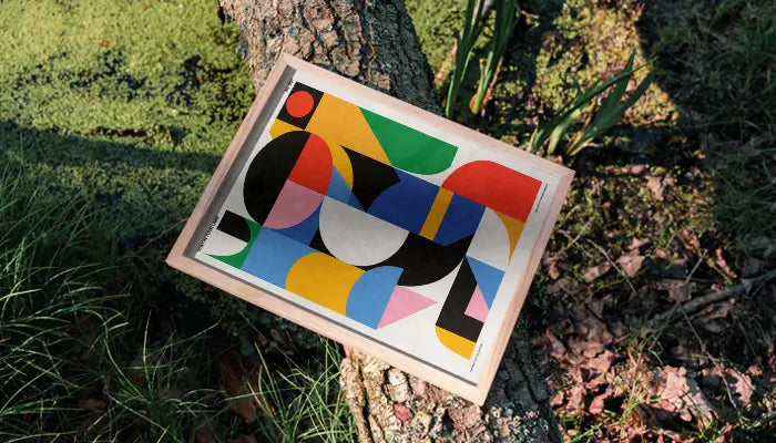 natürlich gerahmtes Poster auf Baum