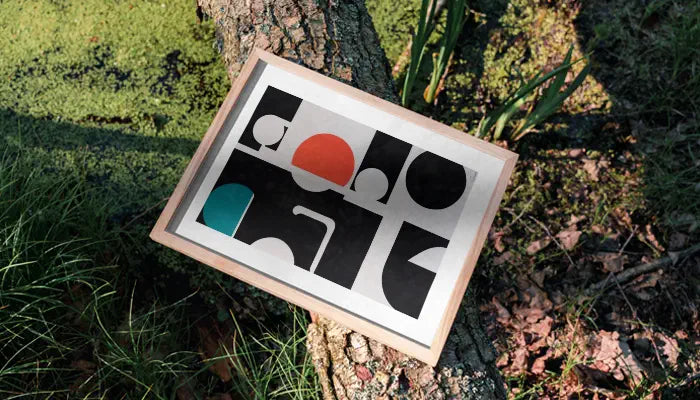natürlich gerahmtes Poster auf Baum
