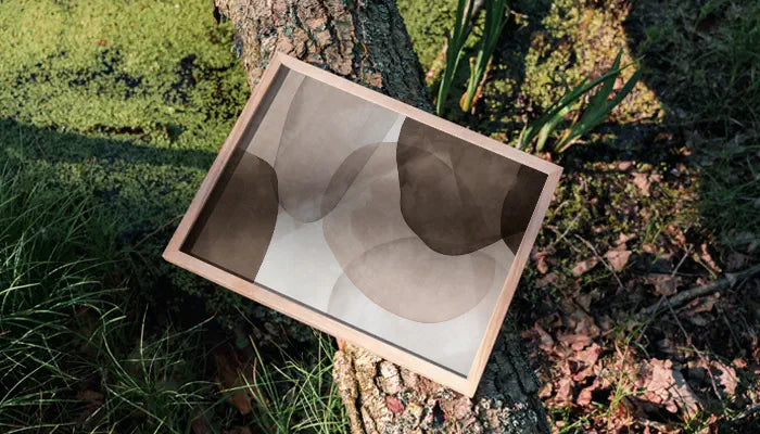 natürlich gerahmtes Poster auf Baum