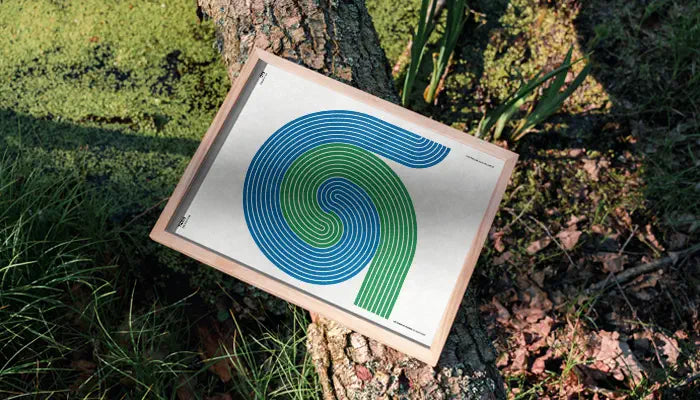 natürlich gerahmtes Poster auf Baum
