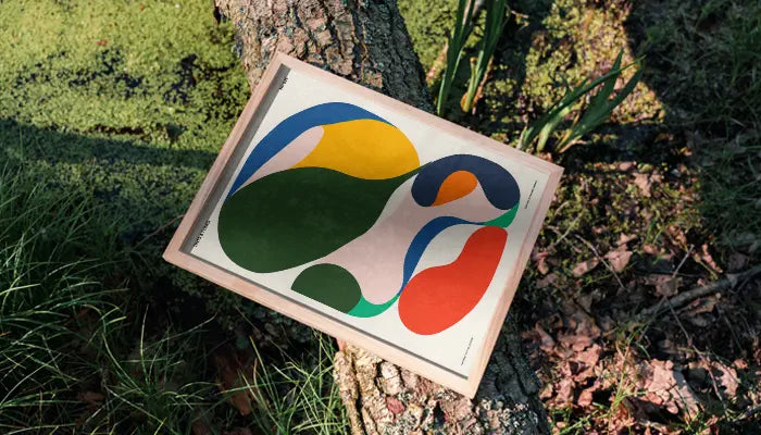 natürlich gerahmtes Poster auf Baum