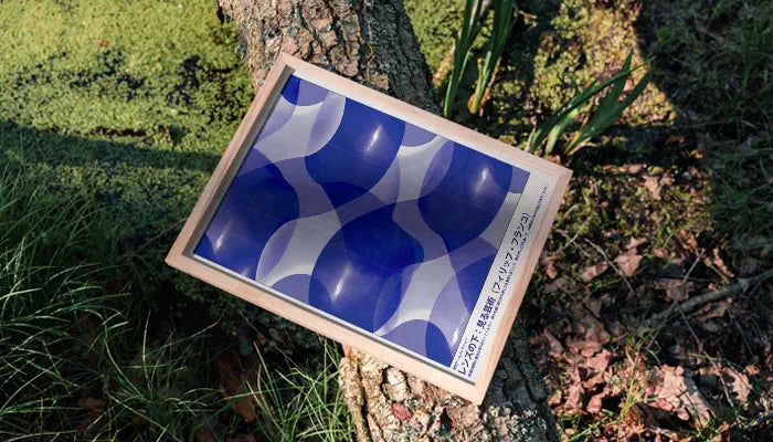 natürlich gerahmtes Poster auf Baum