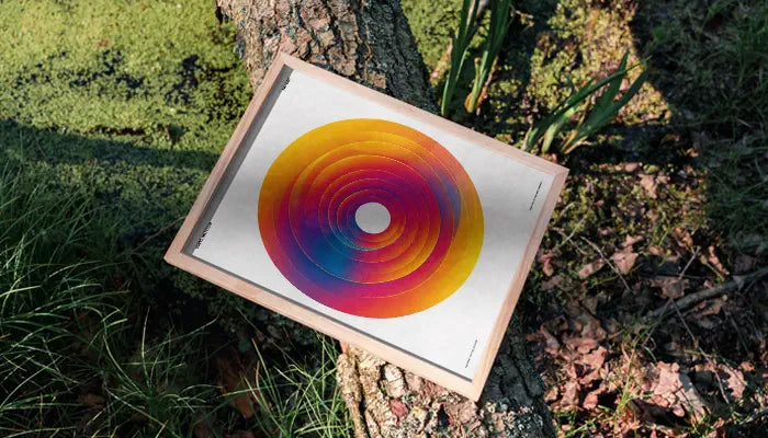 natürlich gerahmtes Poster auf Baum