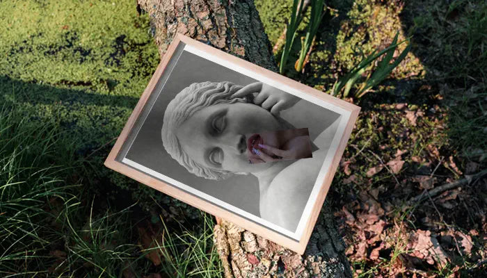 natürlich gerahmtes Poster auf Baum