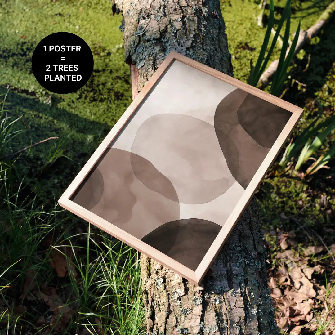 natürlich gerahmtes Poster auf Baum