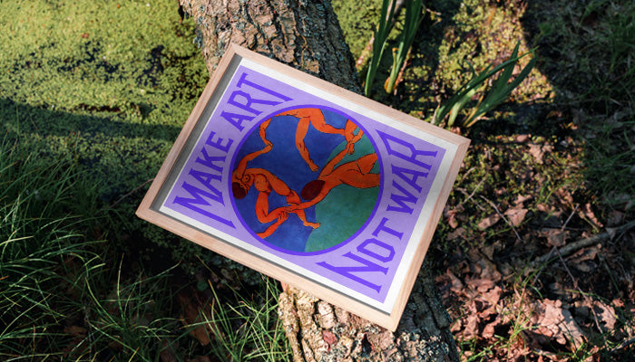 natürlich gerahmtes Poster auf Baum